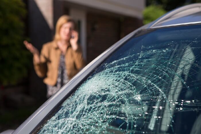 Car insurance cracked window load